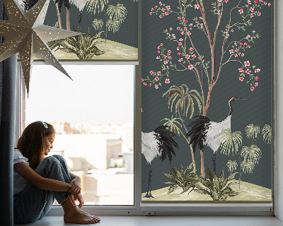 Store occultant fenêtre avec motif d’oiseaux près du rosier