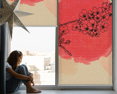Store fenêtre intérieur avec des fleurs dans un cercle rouge