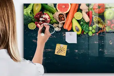 Tableau magnétique avec feutre motif légumes sur la table