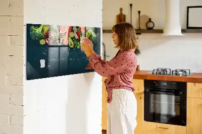 Tableau magnétique avec feutre motif légumes sur la table