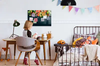 Tableau magnétique avec feutre motif légumes sur la table