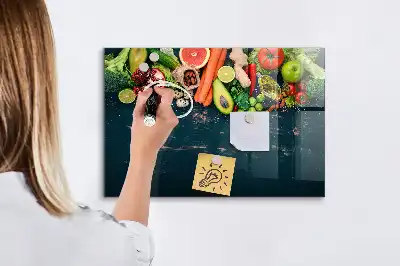 Tableau magnétique avec feutre motif légumes sur la table