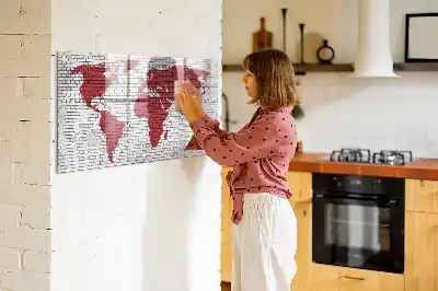 Tableau magnétique à dessiner motif carte du monde sur mur de briques