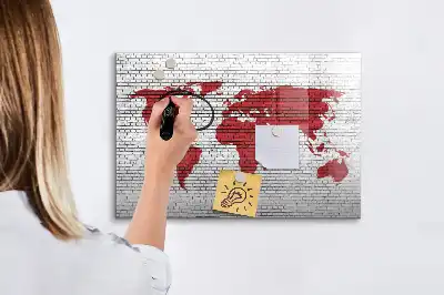 Tableau magnétique à dessiner motif carte du monde sur mur de briques