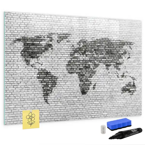 Tableau magnétique représentant une carte du monde sur un mur de briques