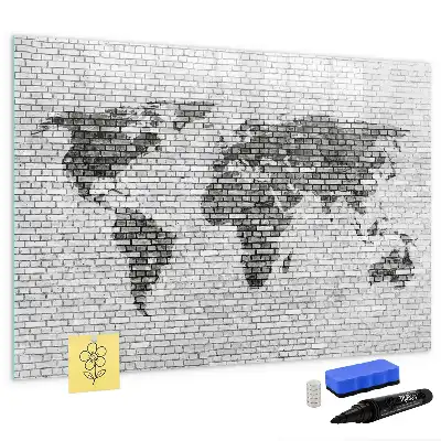 Tableau magnétique représentant une carte du monde sur un mur de briques