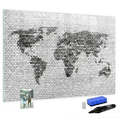 Tableau magnétique représentant une carte du monde sur un mur de briques