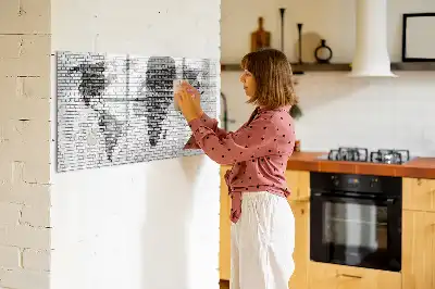 Tableau magnétique représentant une carte du monde sur un mur de briques