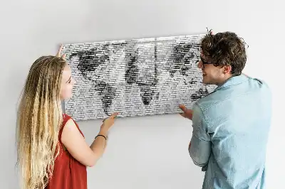 Tableau magnétique représentant une carte du monde sur un mur de briques