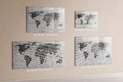 Tableau magnétique représentant une carte du monde sur un mur de briques