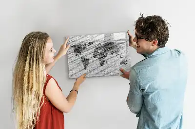 Tableau magnétique représentant une carte du monde sur un mur de briques