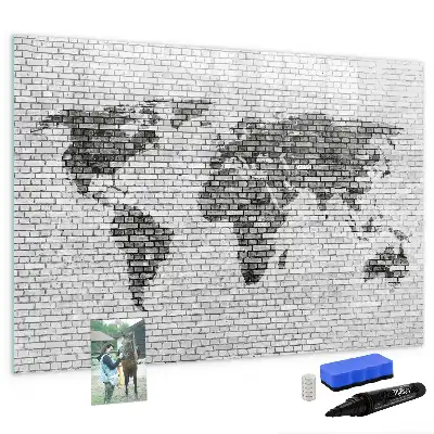 Tableau magnétique représentant une carte du monde sur un mur de briques