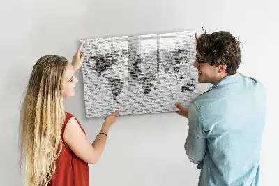 Tableau magnétique représentant une carte du monde sur un mur de briques