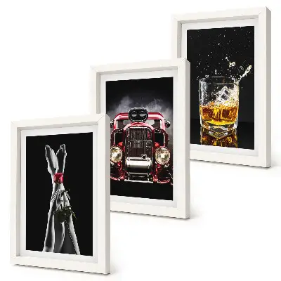 Mur de cadres des jambes de femme avec une rose, une vieille voiture et un verre de whisky