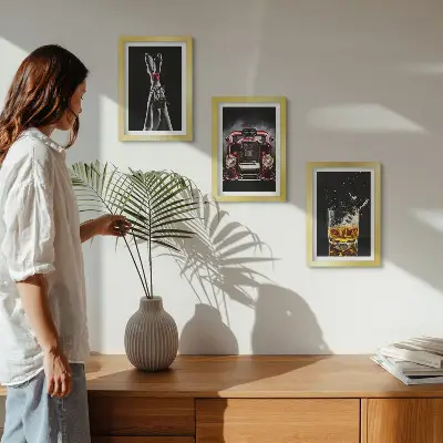 Mur de cadres des jambes de femme avec une rose, une vieille voiture et un verre de whisky