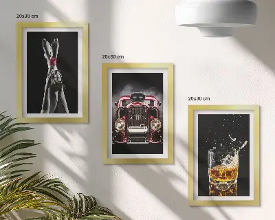 Mur de cadres des jambes de femme avec une rose, une vieille voiture et un verre de whisky