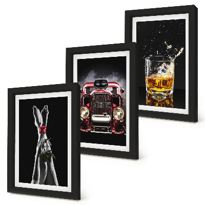 Mur de cadres Des jambes de femme avec une rose, une vieille voiture, un verre de whisky