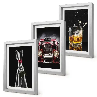 Mur de cadres des jambes de femme avec une rose, une vieille voiture et un verre de whisky