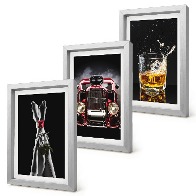 Mur de cadres Des jambes de femme avec une rose, une vieille voiture, un verre de whisky