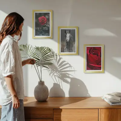 Lot de 3 tableaux représentant des roses rouges et un cheval dans un cadre gris