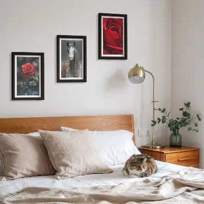 Lot de 3 tableaux représentant des roses rouges et un cheval dans un cadre gris