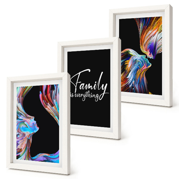 Mur de cadres Des portraits de personnes aux motifs colorés et une inscription sur la famille