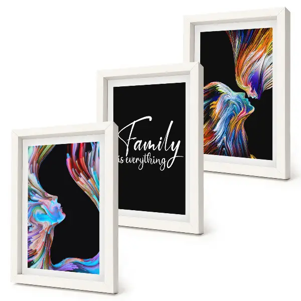 Mur de cadres portraits de personnes aux motifs colorés avec une inscription sur la famille