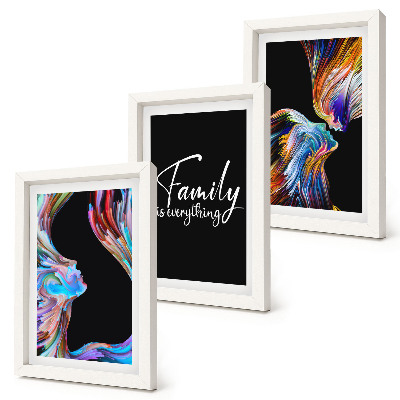 Mur de cadres Des portraits de personnes aux motifs colorés et une inscription sur la famille