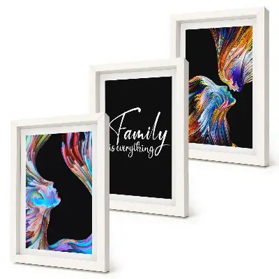 Mur de cadres portraits de personnes aux motifs colorés avec une inscription sur la famille