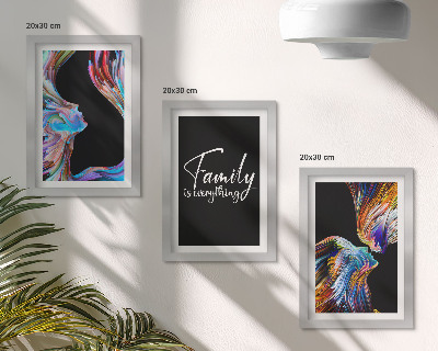 Mur de cadres Des portraits de personnes aux motifs colorés et une inscription sur la famille