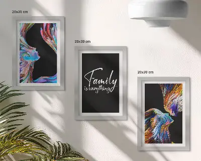 Mur de cadres portraits de personnes aux motifs colorés avec une inscription sur la famille