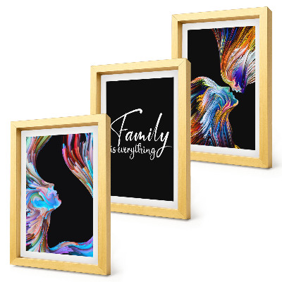 Mur de cadres Des portraits de personnes aux motifs colorés et une inscription sur la famille