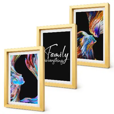 Mur de cadres portraits de personnes aux motifs colorés avec une inscription sur la famille