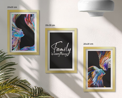 Mur de cadres Des portraits de personnes aux motifs colorés et une inscription sur la famille