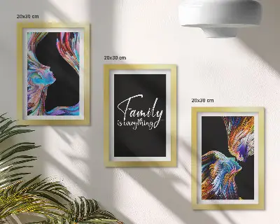 Mur de cadres portraits de personnes aux motifs colorés avec une inscription sur la famille