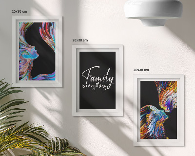 Mur de cadres Des portraits de personnes aux motifs colorés et une inscription sur la famille