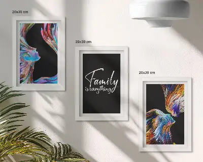 Mur de cadres portraits de personnes aux motifs colorés avec une inscription sur la famille