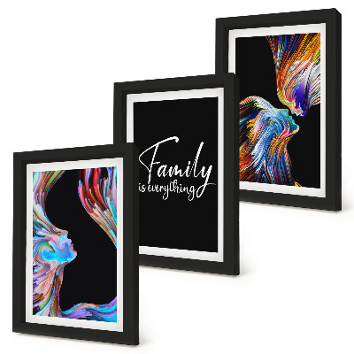 Mur de cadres Des portraits de personnes aux motifs colorés et une inscription sur la famille