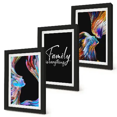 Mur de cadres portraits de personnes aux motifs colorés avec une inscription sur la famille