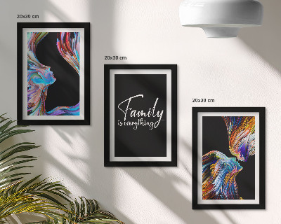 Mur de cadres Des portraits de personnes aux motifs colorés et une inscription sur la famille