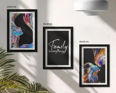 Mur de cadres portraits de personnes aux motifs colorés avec une inscription sur la famille