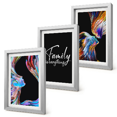 Mur de cadres Des portraits de personnes aux motifs colorés et une inscription sur la famille