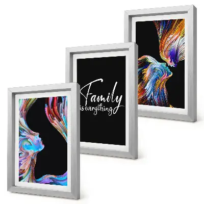 Mur de cadres portraits de personnes aux motifs colorés avec une inscription sur la famille