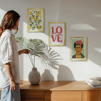 Mur de cadres Citrons avec l'inscription AMOUR, portrait peint de Frida Kahlo