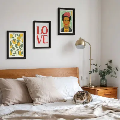 Mur de cadres citrons avec le mot AMOUR et portrait peint de Frida Kahlo