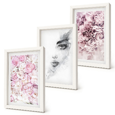 Mur de cadres Portrait en noir et blanc d'une femme aux délicates pivoines