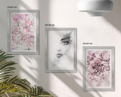 Mur de cadres Portrait en noir et blanc d'une femme aux délicates pivoines
