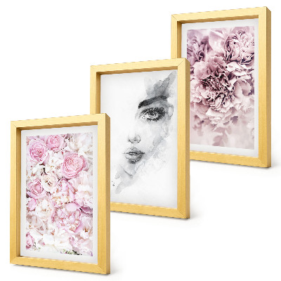 Mur de cadres Portrait en noir et blanc d'une femme aux délicates pivoines