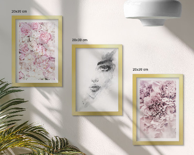 Mur de cadres Portrait en noir et blanc d'une femme aux délicates pivoines