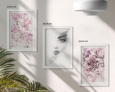 Mur de cadres Portrait en noir et blanc d'une femme aux délicates pivoines